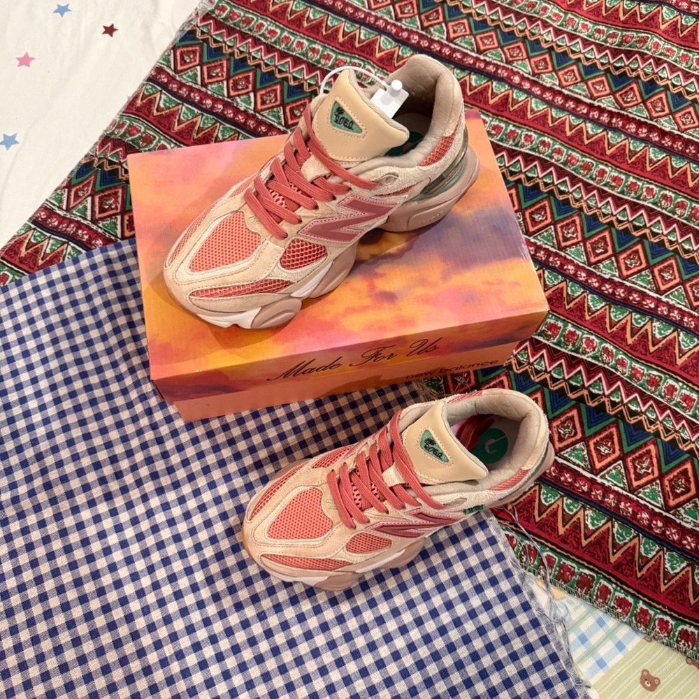 New Balance Pink and Cream Women's Sneakers with Coral Accents - Picture 1 of 6
